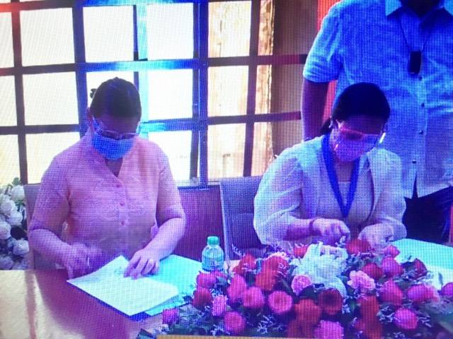 Davao mayor Sara Duterte and Zamboanga mayor Beng Climaco sign the Sisterhood Agreement documents at the Zamboanga city hall on July 15, Thursday. (Photo by Liza Jocson/MANILA BULLETIN)